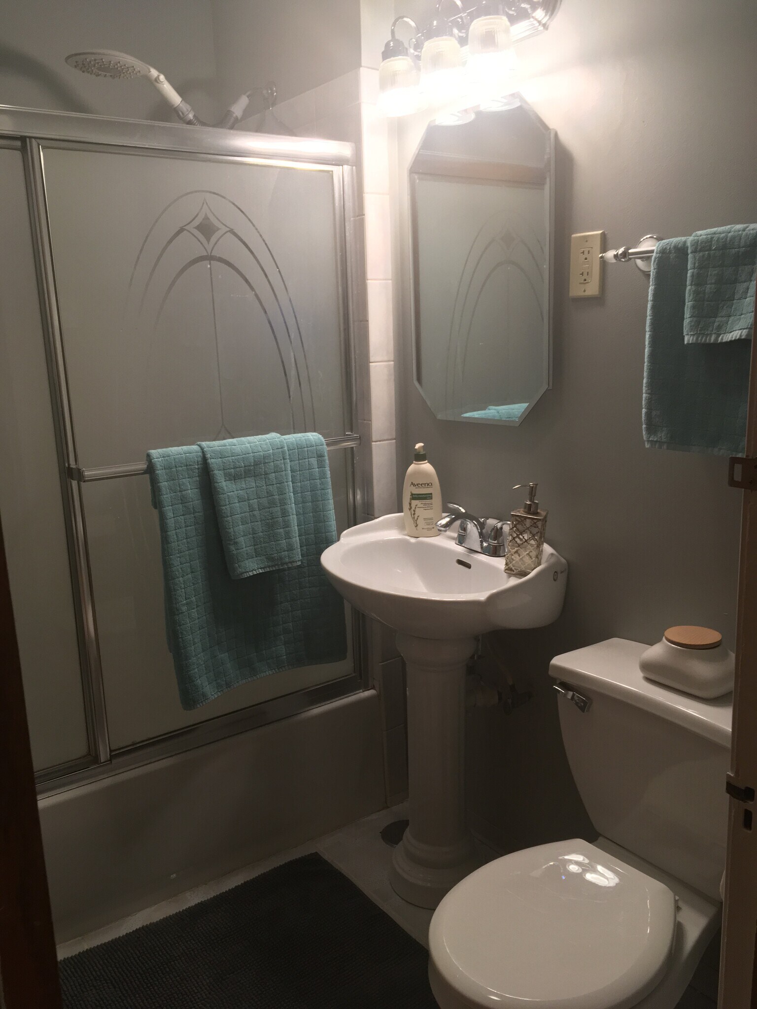 Bathroom - 3234 N Whipple St