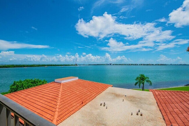 Building Photo - 6295 Bahia Del Mar Cir