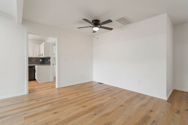 Building Photo - 3 Bed | 2 Bath near Downtown Tulsa!