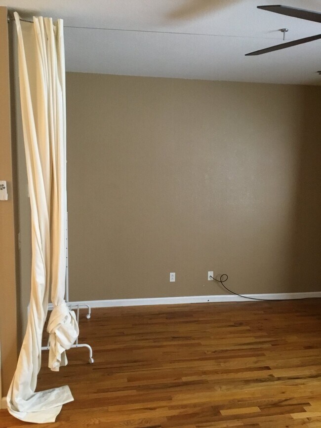 Building Photo - Adorable Studio in 1909 Building! Heart of Capitol Hill