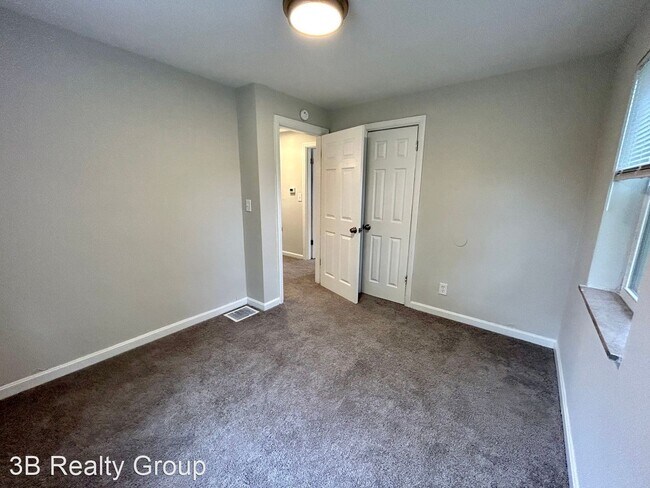 Building Photo - 3 br, 1.5 bath House - 8240 Royal Heights Dr.