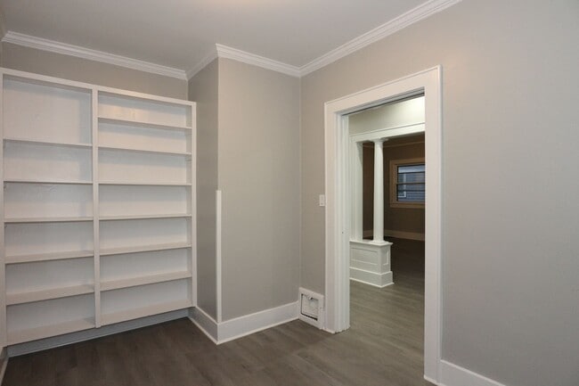 Building Photo - Large Frankfort Home!