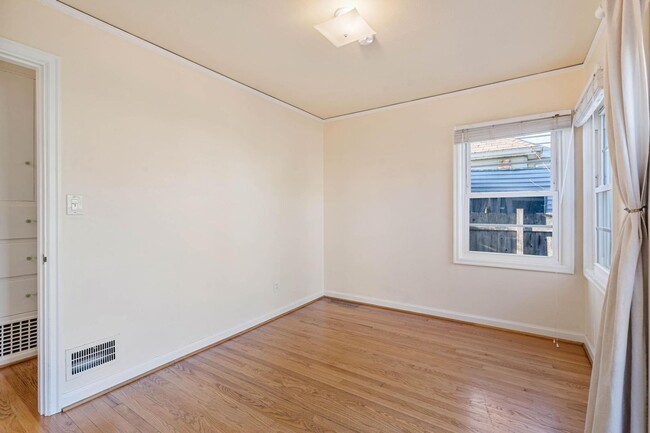 Building Photo - Adorable 2-bdrm/1-bath mid-century modern. Private backyard, sauna, washer/dryer, & more!