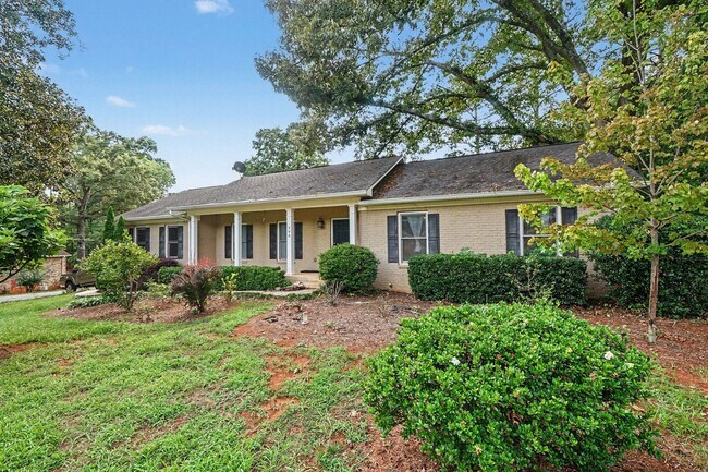 Building Photo - 290 University Cir