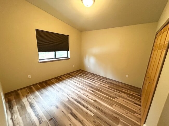 Building Photo - Huge Shop with 2 bedroom 2 bath Condo attached!
