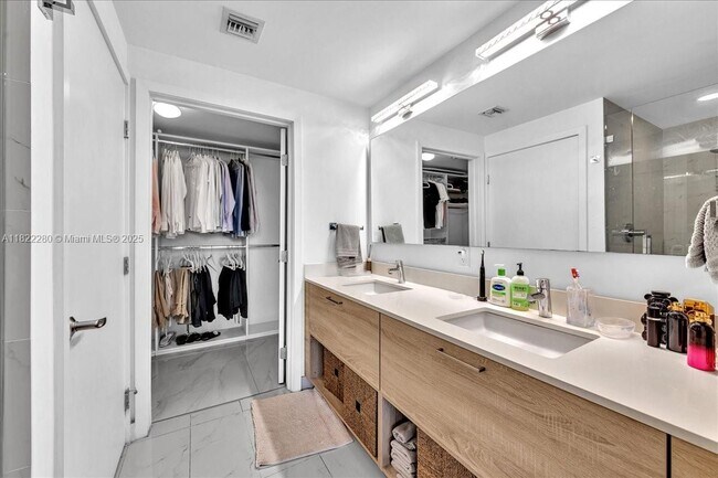 Building Photo - 16385 Biscayne Blvd