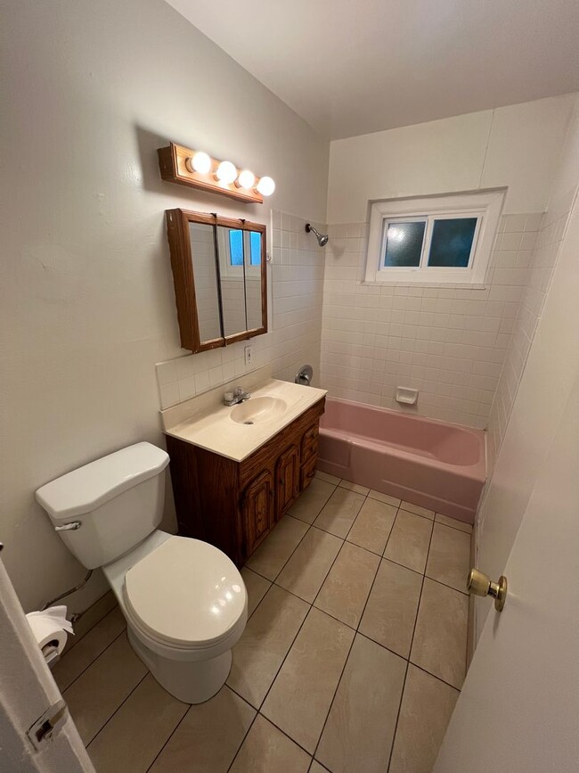 Building Photo - Cozy 2 bedroom and 1 bathroom near Port Hu...