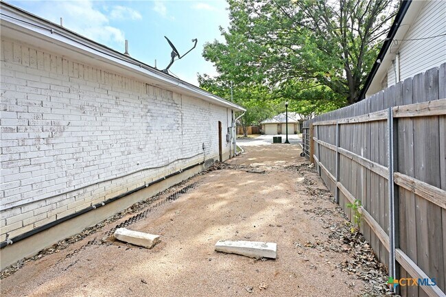 Building Photo - 953 River Bank