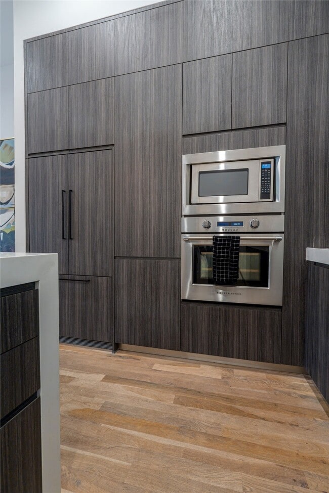 Building Photo - 709 Memorial Heights Dr