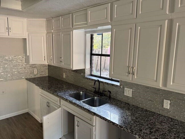 Building Photo - 540 River Plantation Dr