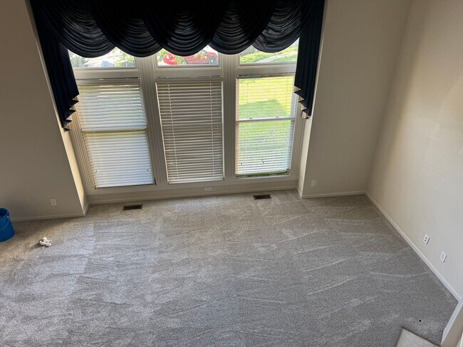 Building Photo - Four Bedroom Home Available in July - Fini...
