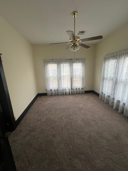 Building Photo - 406 E 1st St