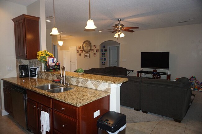 Building Photo - 4 Bedroom Rental in Duggan Pond!