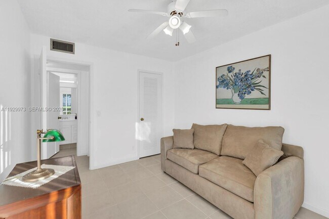 Building Photo - 130 Brighton Dr