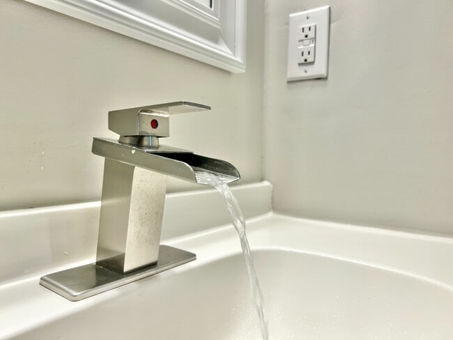 Building Photo - 11084 Harrowfield Rd