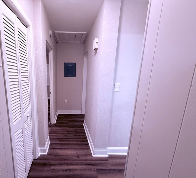 Building Photo - 811 S Lone Oak Dr