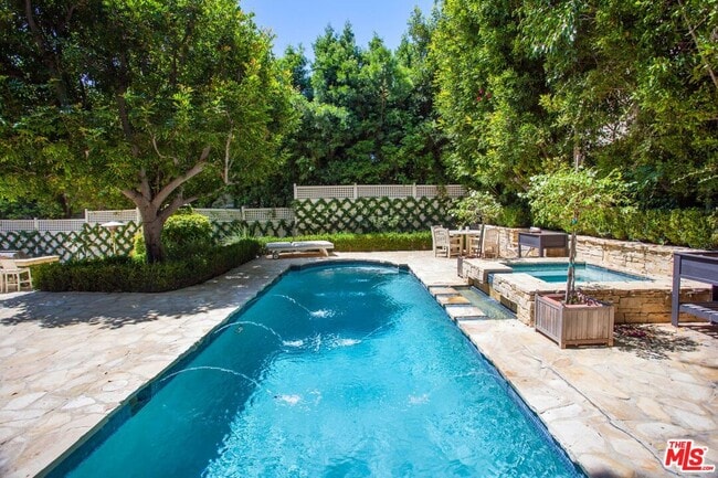 Building Photo - 1515 N Doheny Dr