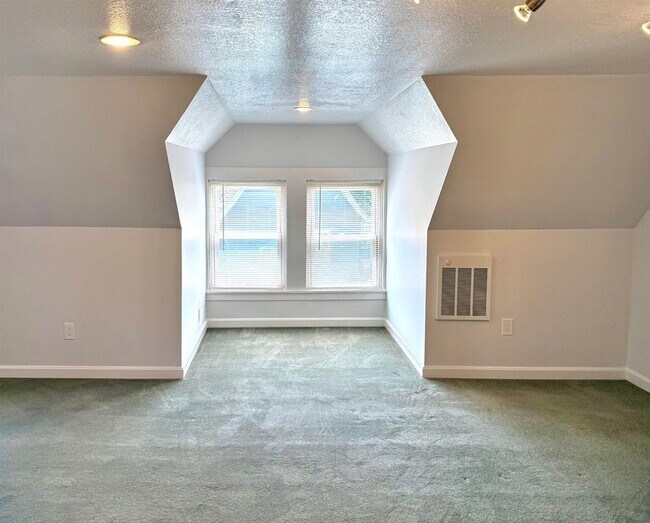 Building Photo - 306 McGregor St