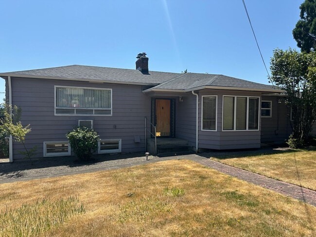 Building Photo - Large 4 bedroom 2 bath house in a great ne...