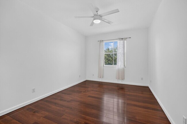 Building Photo - 9479 Sedgewood Dr