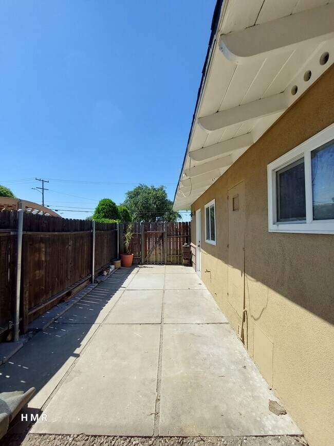 Building Photo - 5386 Kingsley St