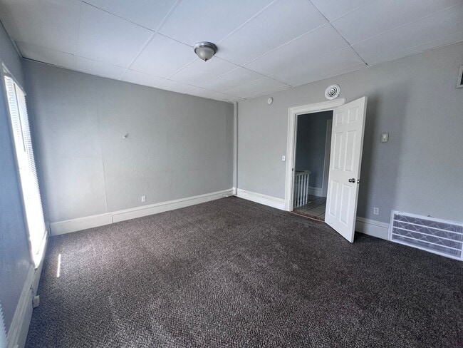 Building Photo - Adorable and Spacious Upper One Bedroom on...