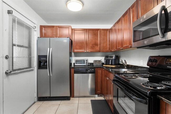 Building Photo - 3401 N Country Club Dr