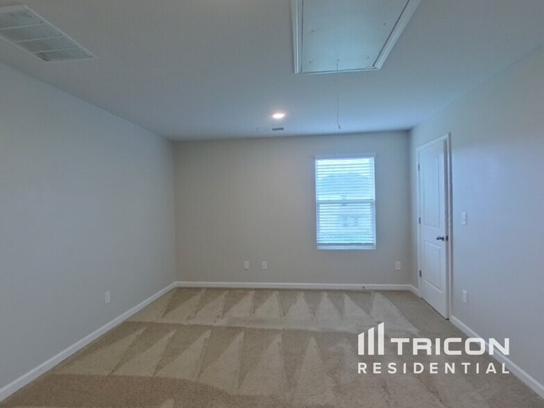 Building Photo - 1071 Bluecoat Cir