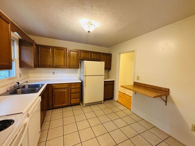 Building Photo - 3 Bedroom 3 Bath House