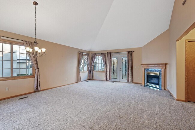 Building Photo - rare woodbury upgraded 3 bedroom end unit townhouse!! One level living!