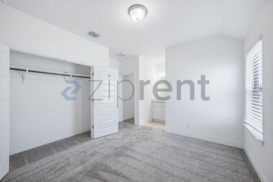 Building Photo - Unit