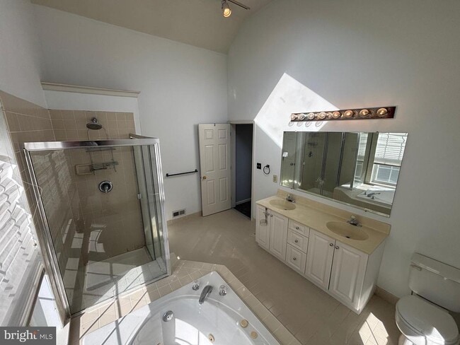 Building Photo - 721 Deer Creek Dr