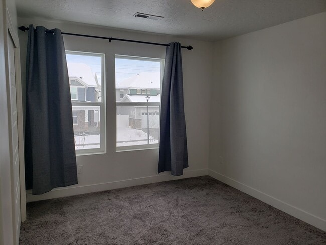 Building Photo - Trails and more at this Harvest Park Home in Mapleton!!