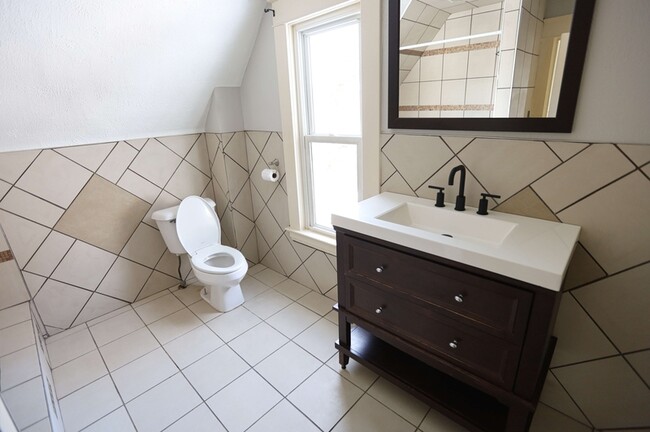 Building Photo - 639 Curve St SW