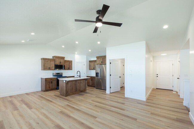 Building Photo - $500 off first month's rent. If rented before the end of AUGUST!!BRAND NEW 5 BED 3 BATH TWIN HOME