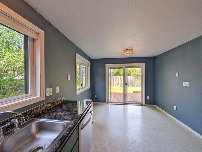 Building Photo - Valley Townhome, 3BD/1.5BA, Fully Fenced Y...