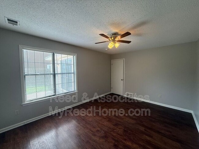 Building Photo - 6935 Hillindale Dr