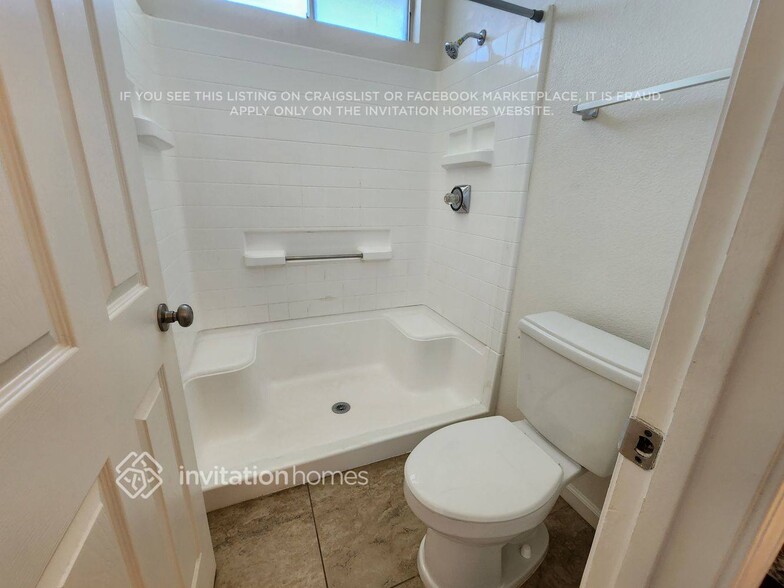 Building Photo - 5012 Fernwood Cir