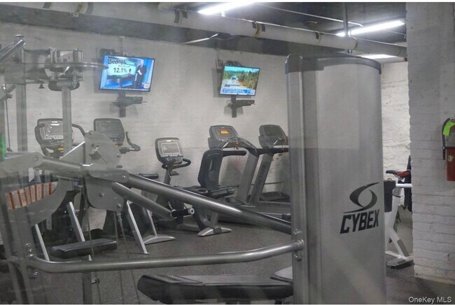 Building Photo - 2187 Holland Ave