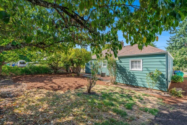 Building Photo - Sweet & Charming 2/1 Home Available Immedi...