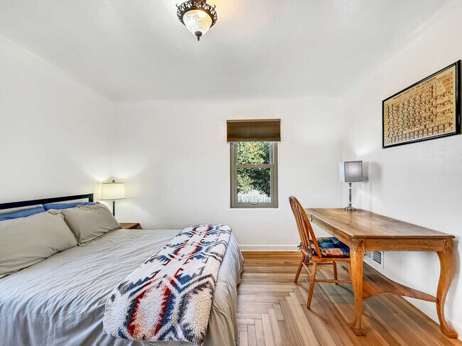 Building Photo - 1430 W Hendrickson Rd