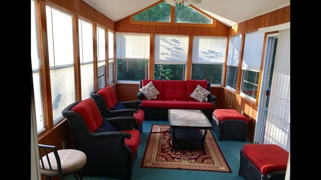 Building Photo - Beautifully Renovated Home in the Shaker School District – Prime Latham Location