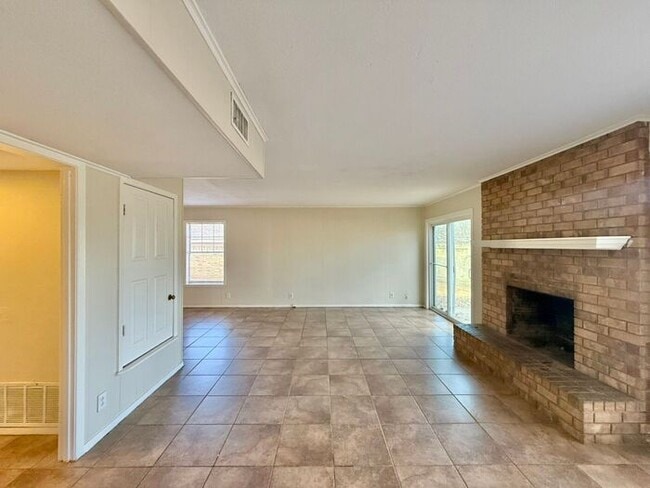 Building Photo - Tour Today! Spacious 3 Bed, 2.5 Bath Duplex