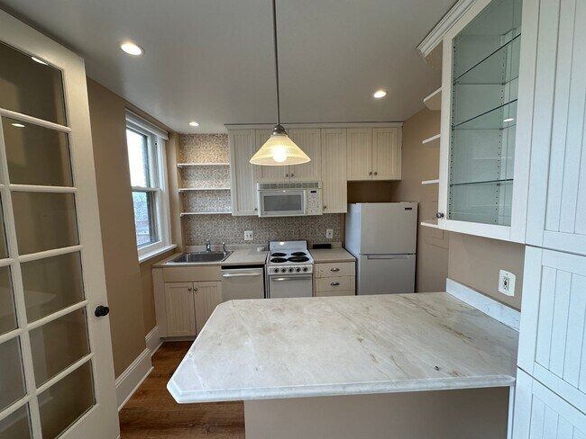 Building Photo - Mount Pleasant Studio Apartment W/Private ...