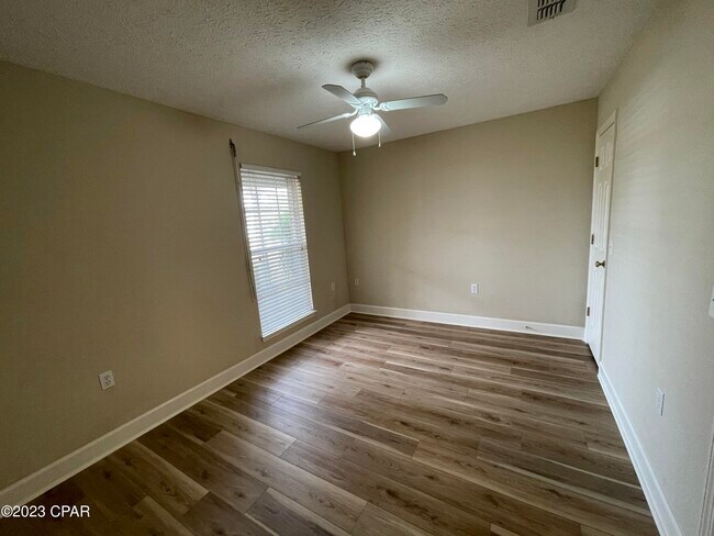 Building Photo - 114 Lakeridge Dr