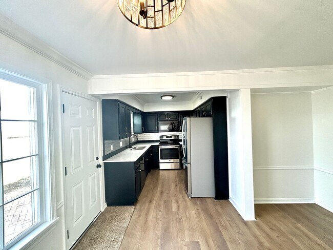 Building Photo - Well appointed 2 bed, 2.5 bath Townhouse Partial Utilities Included!