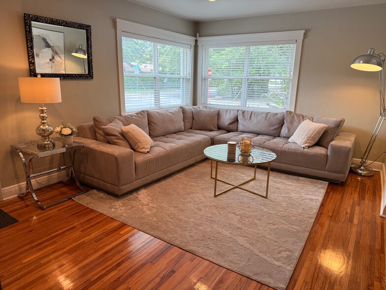 Building Photo - 4202 W Palmira Ave