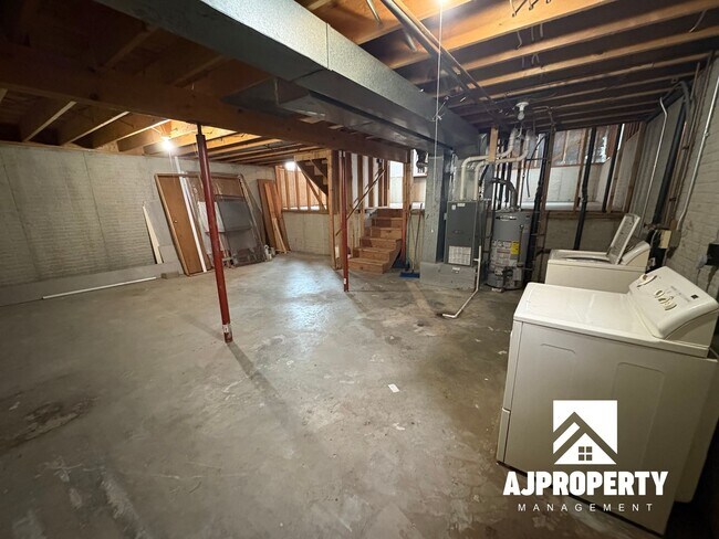 Building Photo - 5801 W Coughran Ct