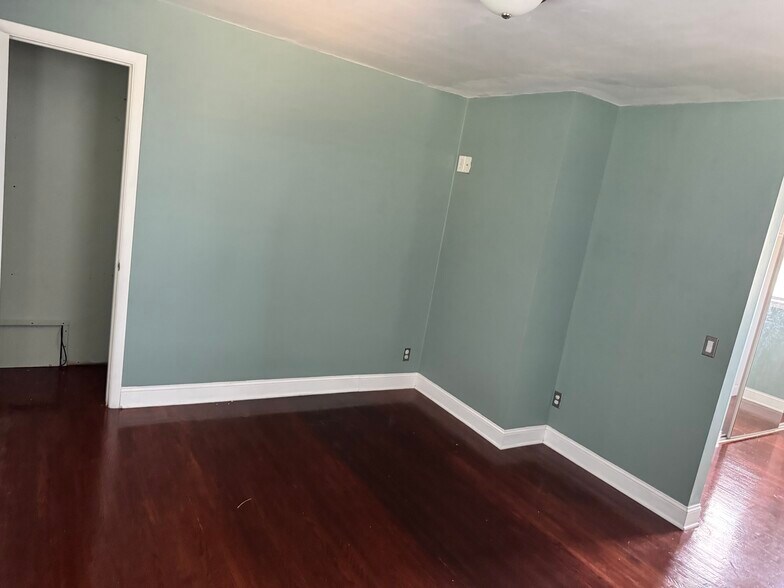 Building Photo - 446 Capri Dr
