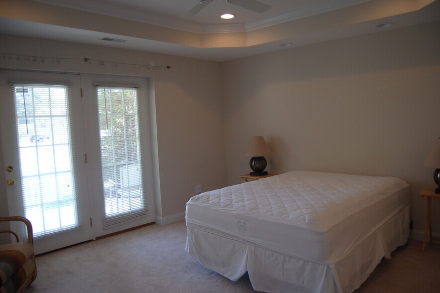 Building Photo - 210 Heights Ln